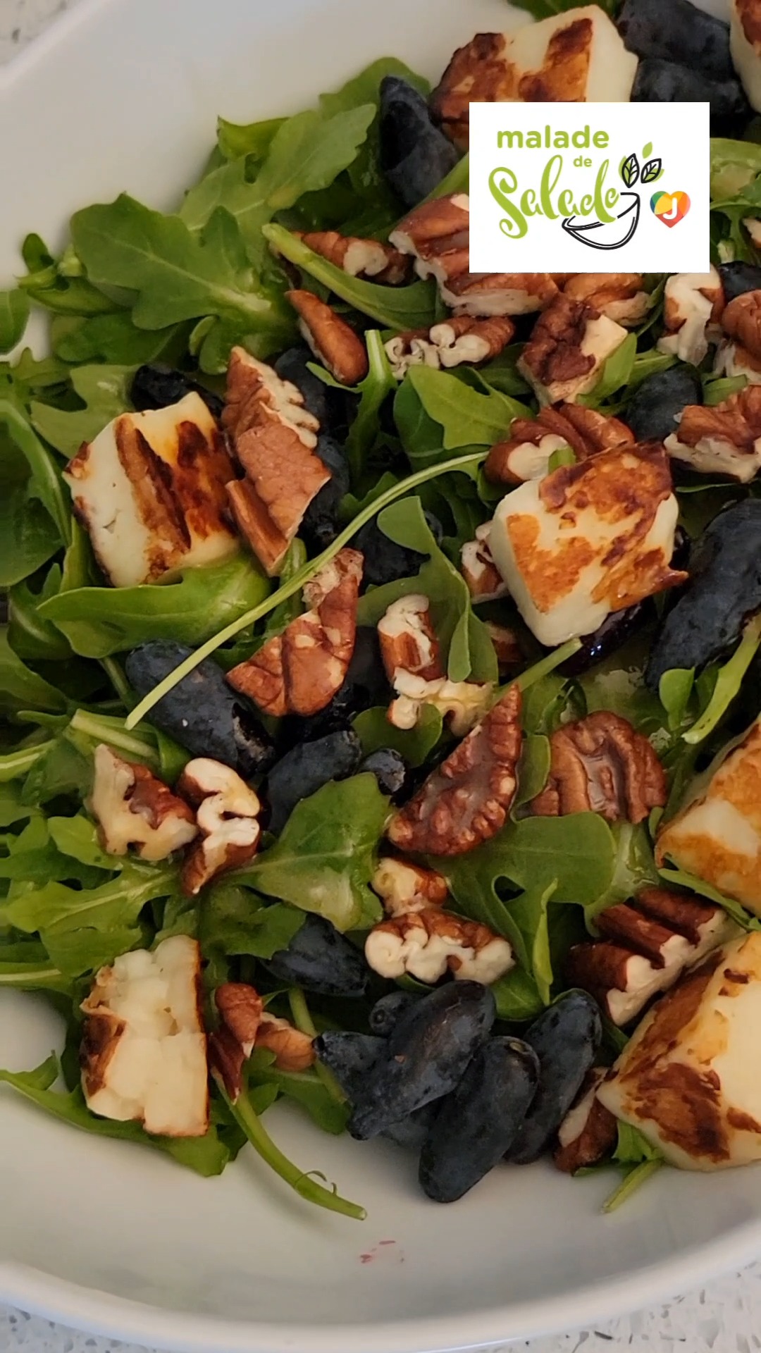 Aperçu — Salade de roquette, camerises et halloumi grillé